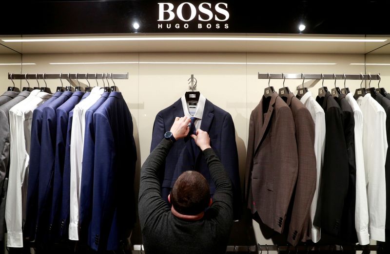 &copy; Reuters. Un impiegato sistema una giacca Hugo Boss, presso un negozio a Kiev, in Ucraina. REUTERS/Valentyn Ogirenko