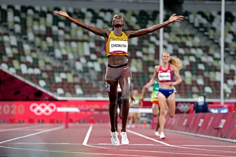 &copy; Reuters. العداءة الأوغندية بيروث تشيموتاي تحتفل بفوزها بذهبية سباق ثلاثة آلاف متر موانع في أولمبياد طوكيو في طوكيو يوم الأربعاء.صورة لرويترز من يو.إ