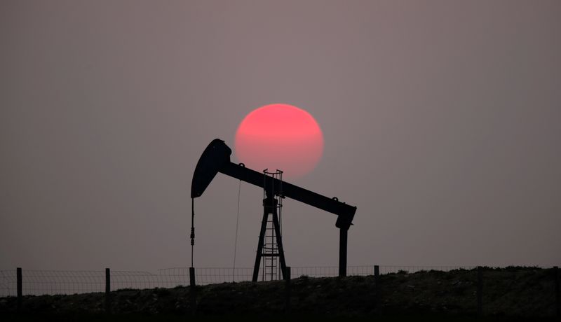 &copy; Reuters. Imagen de archivo de una puesta de sol atrás de un balancín de petróleo en las afueras de Saint-Fiacre, cerca de Paris, Francia. 28 de marzo, 2019. REUTERS/Christian Hartmann/Archivo