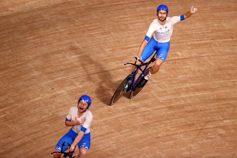 &copy; Reuters. Ago 4, 2021. 
Foto del miércoles del ciclista italiano Filippo Ganna celebrando el oro en la prueba de la persecución por equipos. 
REUTERS/Kacper Pempel
