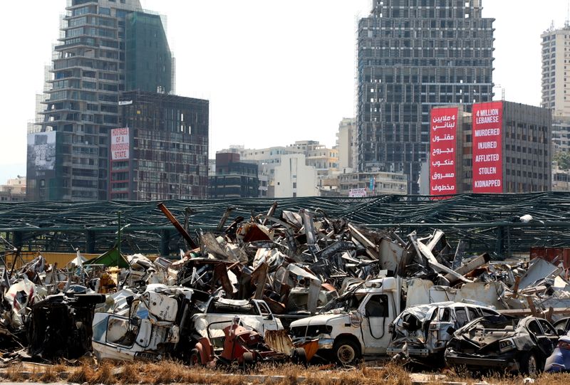 &copy; Reuters. سيارات محطمة داخل مرفأ بيروت جراء الانفجار القوي الذي وقع فيه العام الماضي مع إحياء اللبنانيين ذكراه السنوية الأولى يوم الأربعاء. تصوير: مح