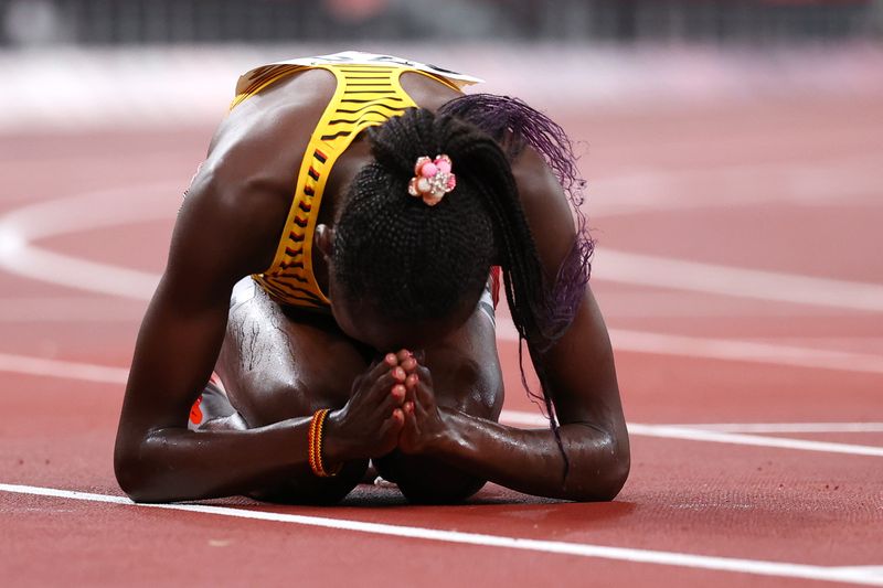 &copy; Reuters. Ago 4, 2021. 
Foto del miércoles de la ugandesa Peruth Chemutai celebrando tras ganar el oro en los 3.000 mts con obstáculos en Tokio. 
REUTERS/Lucy Nicholson