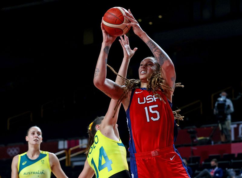 &copy; Reuters. Britney Griner, dos EUA, arremessa contra australiana Marianna Tolo, durante partida entre as seleções dos dois países nos Jogos Olímpicos de Tóquio
04/08/2021 REUTERS/Sergio Perez