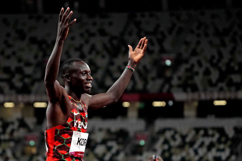 &copy; Reuters. العداء الكيني إيمانويل كورير يحتفل بفوزه بذهبية سباق 800 متر للرجال في أولمبياد طوكيو في طوكيو يوم الأربعاء. صورة لرويترز من يو.إس.إيه توداي س