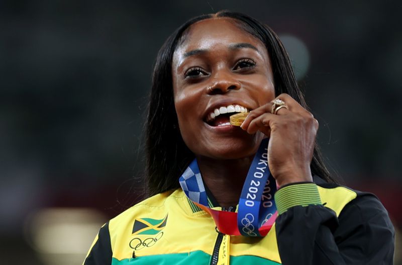 &copy; Reuters. Ago 4, 2021. 
Foto del miércoles de la jamaicana Elaine Thompson-Herah en el podio con su medalla de oro en los 200 mts planos. 
REUTERS/Lindsey Wasson