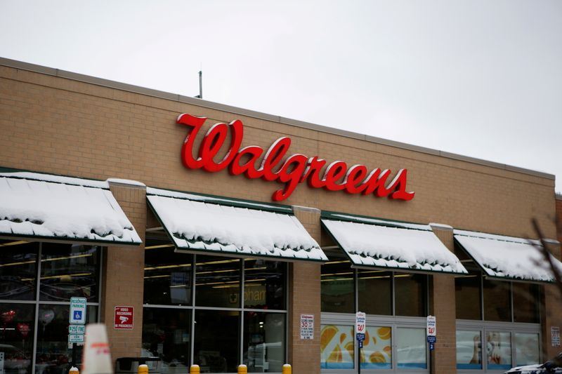 &copy; Reuters. FOTO DE ARCHIVO: Una tienda Walgreens en Chicago, Illinois, Estados Unidos, 11 de febrero de 2021. REUTERS/Eileen T. Mesla