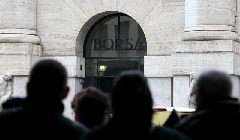 &copy; Reuters. Una folla davanti l'ingresso della Borsa di Milano.  REUTERS/Alessandro Garofalo 