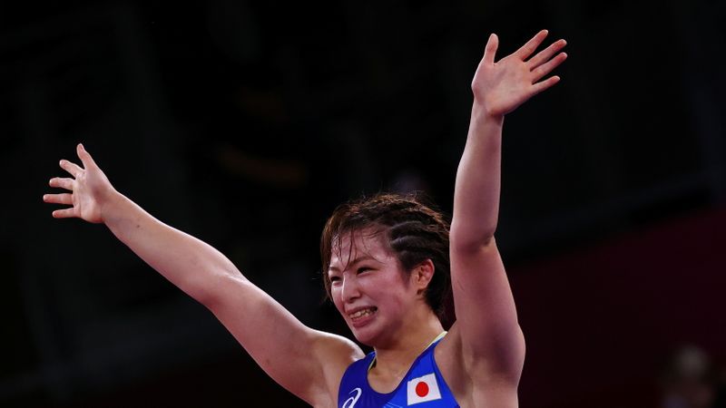 © Reuters. اليابانية يوكاكو كاواي تحتفل بالفوز بذهبية وزن المتوسط في المصارعة الحرة للسيدات في ألعاب طوكيو في مقاطعة تشيبا باليابان يوم الأربعاء. تصوير: ليا ميليس - رويترز.
