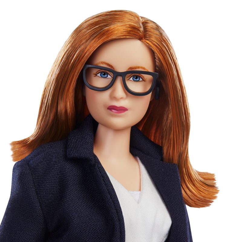 &copy; Reuters. Una fotografía sin fechar de una muñeca Barbie basada en Sarah Gilbert, la profesora de la Universidad de Oxford que desarrolló en colaboración la vacuna de Oxford/AstraZeneca contra la COVID-19, en esta imagen cedida. University of Oxford/vía REUTER