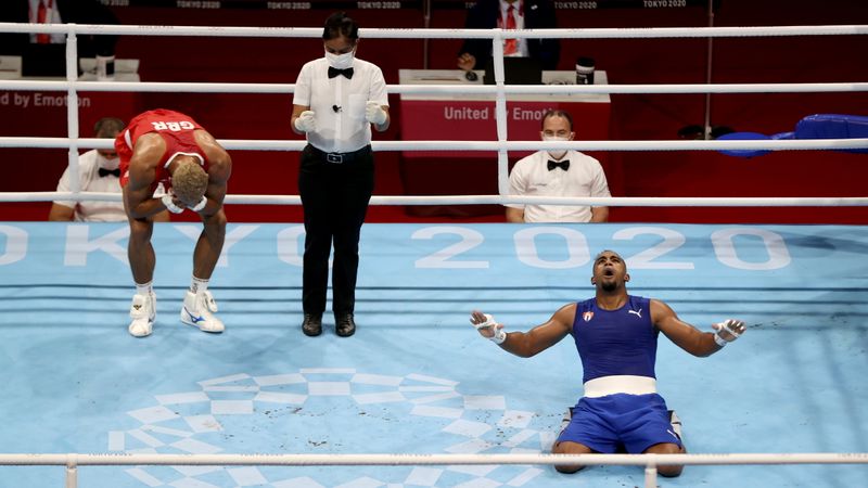 © Reuters. Ago 4, 2021. 
Foto del miércoles del cubano Arlen Lopez Cardona reaccionando tras vencer a Benjamin Whittaker en la final del boxeo olímpico. 
REUTERS/Carl Recine