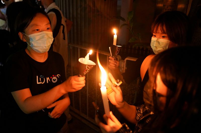 &copy; Reuters. Pessoas acendem velas em Hong Kong durante vigília para marcar o 32º aniversário da repressão a manifestantes na Praça da Paz Celestial, em Pequim
04/06/2021 REUTERS/Lam Yik