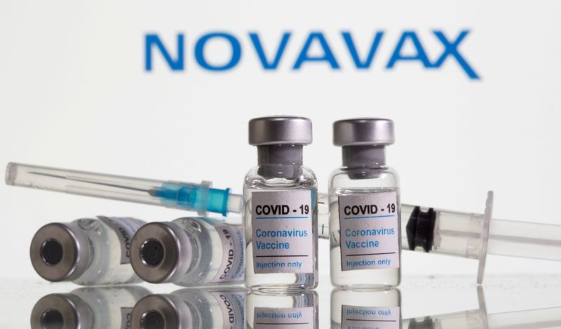 &copy; Reuters. Fiale etichettate con la frase "COVID-19 Coronavirus Vaccine" di fronte al logo NovaVax. 9 febbraio 2021. REUTERS/Dado Ruvic/Illustration/File Photo