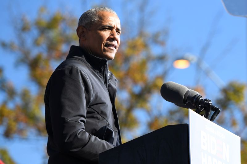 &copy; Reuters. FILE PHOTO: Former President Barack Obama addresses voters one day before the election, in Atlanta, Georgia, U.S., November 2, 2020. REUTERS/Brandon Bell