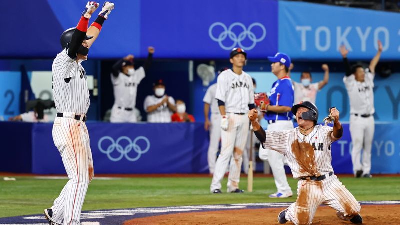 © Reuters. Ago  4, 2021. 
Foto del miércoles de Takuya Kai celebrando con sus compañeros la victoria de Japón sobre Corea del Sur en el béisbol olímpico.
REUTERS/Jorge Silva
