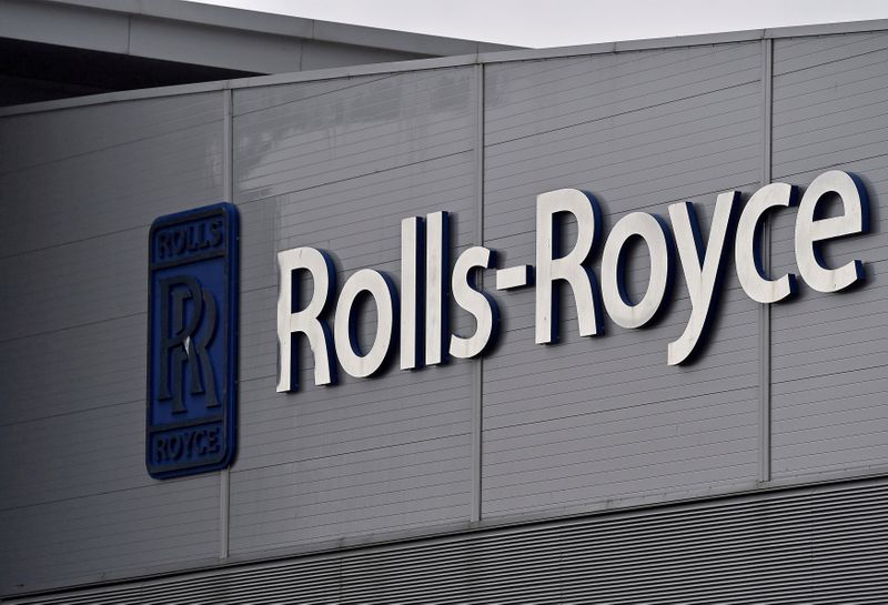 © Reuters. FILE PHOTO: A Rolls-Royce logo is seen at the company's aerospace engineering and development site in Bristol, Britain, December 17, 2015.  REUTERS/Toby Melville/File Photo