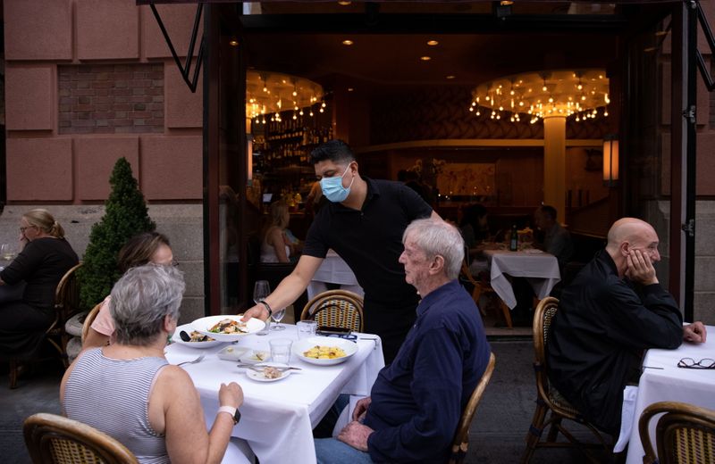 &copy; Reuters. نادل يقدم الطعام للزبائن في مطعم في منهاتن بمدينة نيويورك الأمريكية يوم الثالث من أغسطس آب 2021. تصوير: كيتلين أوكس - رويترز. 
