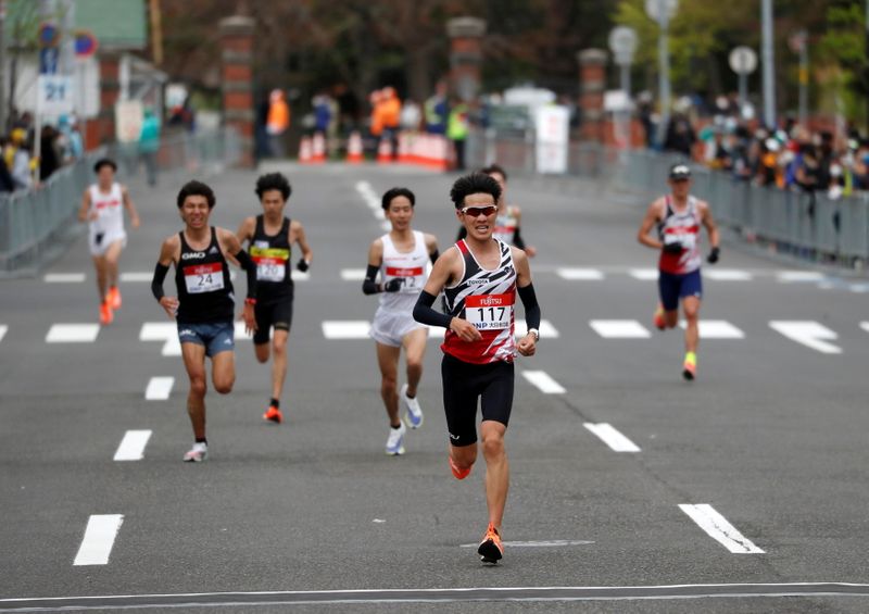 &copy; Reuters. Atletas cruzam a linha de chegada diante de pequenos grupos de espectadores durante meia maratona de Hokkaido-Sapporo, evento-teste para a maratona olímpica da Tóquio 2020
05/05/2021 REUTERS/Issei Kato