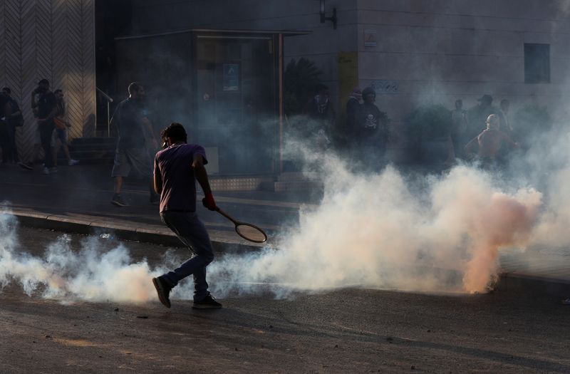 &copy; Reuters. قوات الأمن اللبنانية تطلق الغاز المسيل للدموع على محتجين قرب مبنى البرلمان اللبناني في بيروت يوم الأربعاء. تصوير: محمد عزاقير - رويترز.