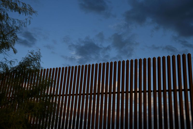 &copy; Reuters. Foto de archivo ilustrativa de una sección del muro fronterizo entre EEUU y México cerca de Hidalgo, Texas
Oct 7, 2019. REUTERS/Loren Elliott/
