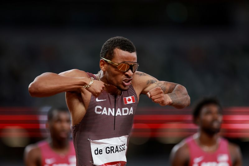 &copy; Reuters. Canadense Andre De Grasse comemora conquista do ouro olímpico nos 200 metros rasos nos Jogos Olímpicos de Tóquio
04/08/2021 REUTERS/Kai Pfaffenbach