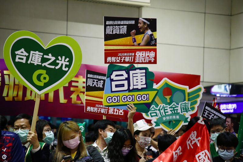 &copy; Reuters. Apoiadores seguram cartazes enquanto aguardam retorno dos atletas olímpicos no Aeroporto Internacional de Taoyuan
04/08/2021 REUTERS/Annabelle Chih