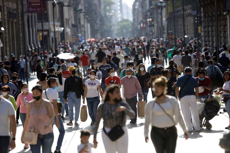 &copy; Reuters. Pessoas perto da Praça Zocalo em meio à pandemia de Covid-19 na Cidade do México
04/08/2021 REUTERS/Luis Cortes