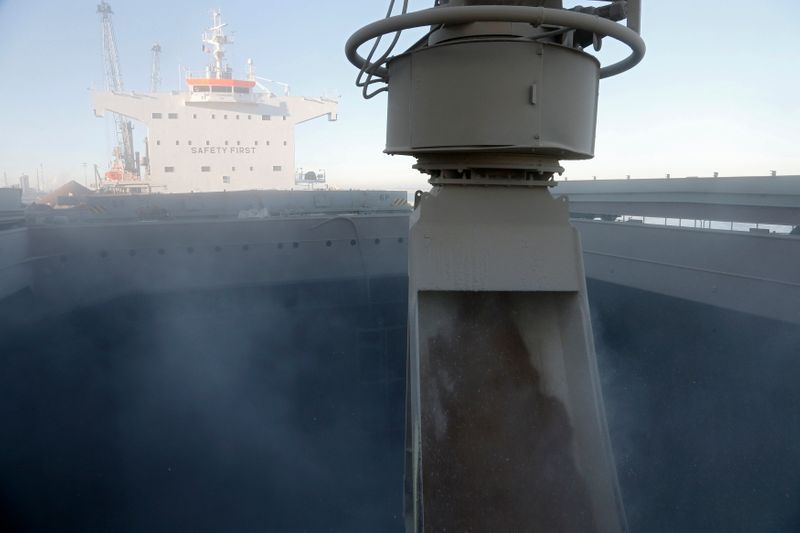 © Reuters. Navio carregado com trigo no porto de Dunkirk, França 
11/12/2013
REUTERS/Pascal Rossignol 