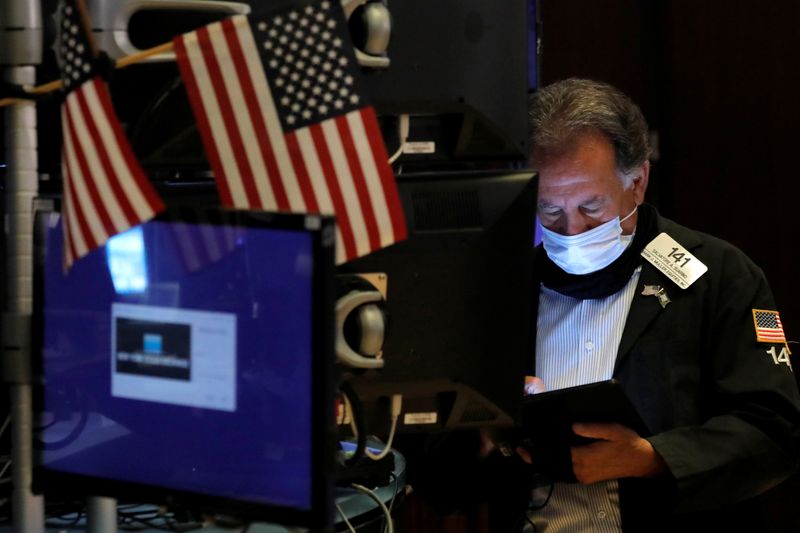 &copy; Reuters. Homem trabalha na Bolsa de Nova York, EUA
04/08/2021
REUTERS/Andrew Kelly