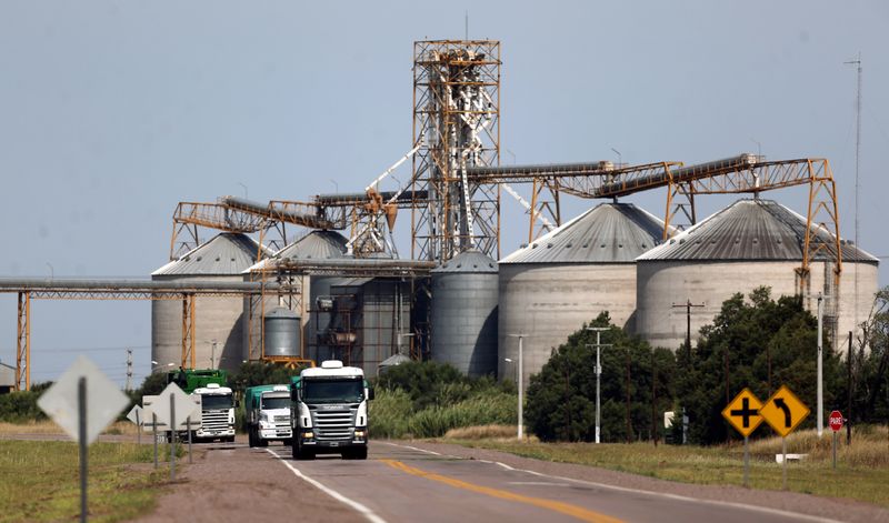 &copy; Reuters. Caminhões próximos a silos de grãos em Ceres, Argentina 
09/04/2018
REUTERS/Marcos Brindicci