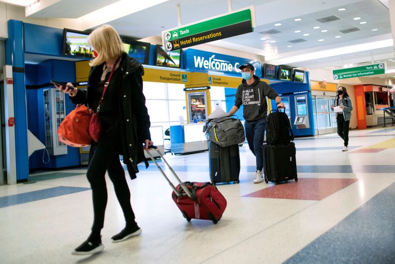 &copy; Reuters. IMAGEN DE ARCHIVO. Pasajeros llegan en un vuelo desde Londres al Aeropuerto Internacional JFK, en Nueva York, EEUU, Diciembre 21, 2020. REUTERS/Eduardo Muñoz