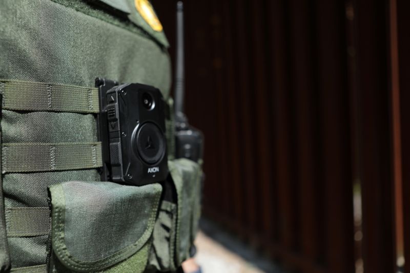 © Reuters. A CBP border agent wears a body camera in this undated handout photo as the United States will require thousands of border agents to wear body cameras, according to three officials and government documents.   CBP/Handout via REUTERS THIS IMAGE HAS BEEN SUPPLIED BY A THIRD PARTY.