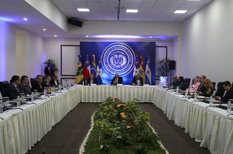 &copy; Reuters. FOTO DE ARCHIVO. Vista general de una reunión entre miembros del gobierno de Venezuela y la coalición opositora en Santo Domingo, República Dominicana. 30 de enero de 2018. REUTERS/Ricardo Rojas


