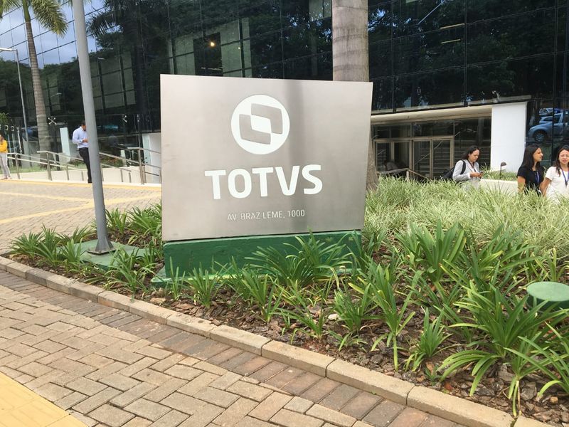 &copy; Reuters. Logotipo da Totvs em frente à matriz da companhia, em São Paulo. Aluísio Alves/REUTERS.