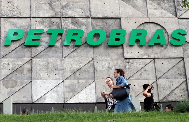 &copy; Reuters. IMAGEN DE ARCHIVO. Personas caminan fremte  a la sede de la compañía petrolera Petrobras, en Río de Janeiro, Brasil, Octubre 16, 2019. REUTERS/Sergio Moraes