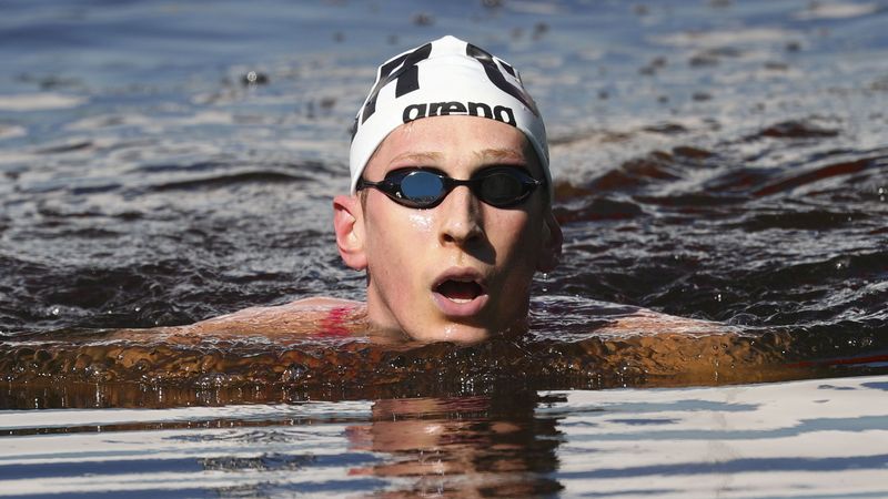 &copy; Reuters. الألماني فلوريان فيلبروك أثناء الإعلان عن فوزه بذهبية ماراثون السباحة لمسافة عشرة كيلومترات في أولمبياد طوكيو يوم الخميس. تصوير: ليونارد ف