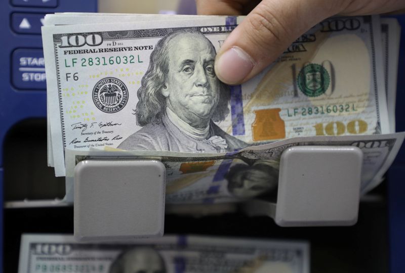 &copy; Reuters. A man counts U.S. dollar banknotes at a currency exchange shop in Beirut, Lebanon March 23, 2021. REUTERS/Mohamed Azakir/Files