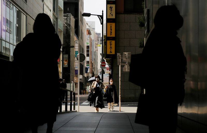 &copy; Reuters. FILE PHOTO: Pedestrians wearing protective face masks make their way at a shopping district on the first day of the country's third state of emergency, amid  the coronavirus disease (COVID-19) outbreak, in Tokyo, Japan, April 25, 2021. REUTERS/Kim Kyung-H