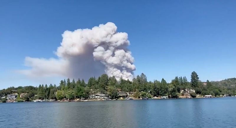 &copy; Reuters. Wildfire blazes in Lake of the Pines, California, U.S., August 4, 2021, in this screen grab obtained from a social media video. TWITTER @DennisKPIX/via REUTERS 