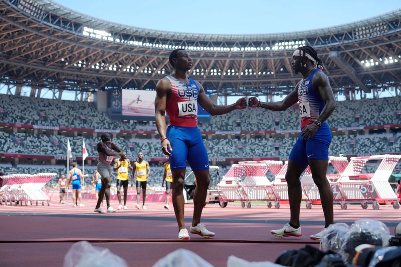 &copy; Reuters.   ８月５日、東京五輪で行われた陸上男子４００メートルリレー予選で、米国が決勝進出を逃した。写真は６着となった予選レース後の米代表ロニー・ベーカーとクレーボン・ギレスピー。