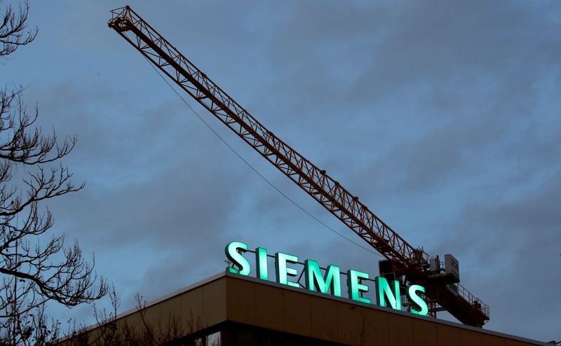 &copy; Reuters. FILE PHOTO: The logo of German industrial group Siemens is seen in Zurich, Switzerland, January 30, 2019.   REUTERS/Arnd Wiegmann