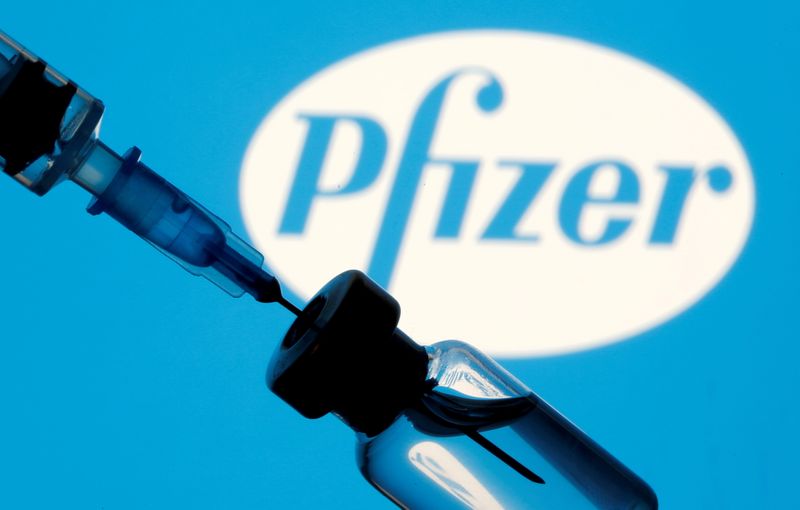 &copy; Reuters. FILE PHOTO: A vial and sryinge are seen in front of a displayed Pfizer logo in this illustration taken January 11, 2021. REUTERS/Dado Ruvic/Illustration/