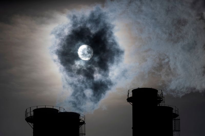 &copy; Reuters. FILE PHOTO: Sun shines through steam rising from chimneys of a power plant in Moscow, Russia November 13, 2019. REUTERS/Maxim Shemetov/File Photo