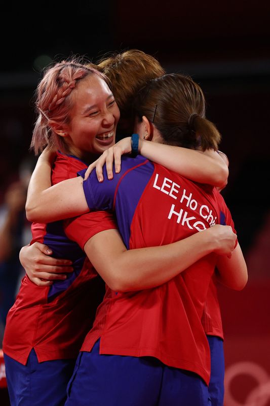 &copy; Reuters. فريق هونج كونج يحتفل بالفوز ببرونزية فرق السيدات في تنس الطاولة بأولمبياد طوكيو لهونج كونج يوم الخميس بعد الفوز 3-1 على ألمانيا.