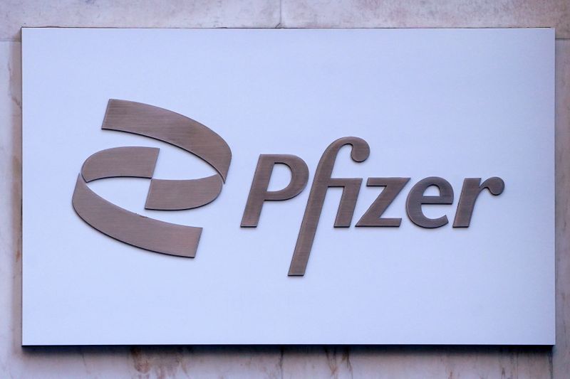 © Reuters. FILE PHOTO: Pfizer logo seen outside their building in Manhattan, New York City, New York, U.S., March 2, 2021. REUTERS/Carlo Allegri