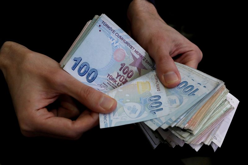 &copy; Reuters. تاجر يعد أوراق نقدية من الليرات التركية بصورة من أرشيف رويترز.
