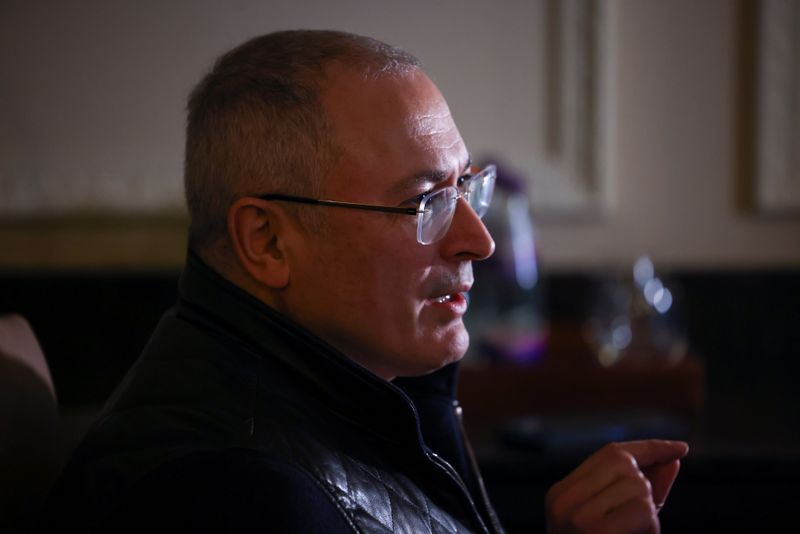 &copy; Reuters. Former Russian tycoon Mikhail Khodorkovsky speaks during an interview with Reuters in central London, Britain, January, 18, 2021. REUTERS/Henry Nicholls