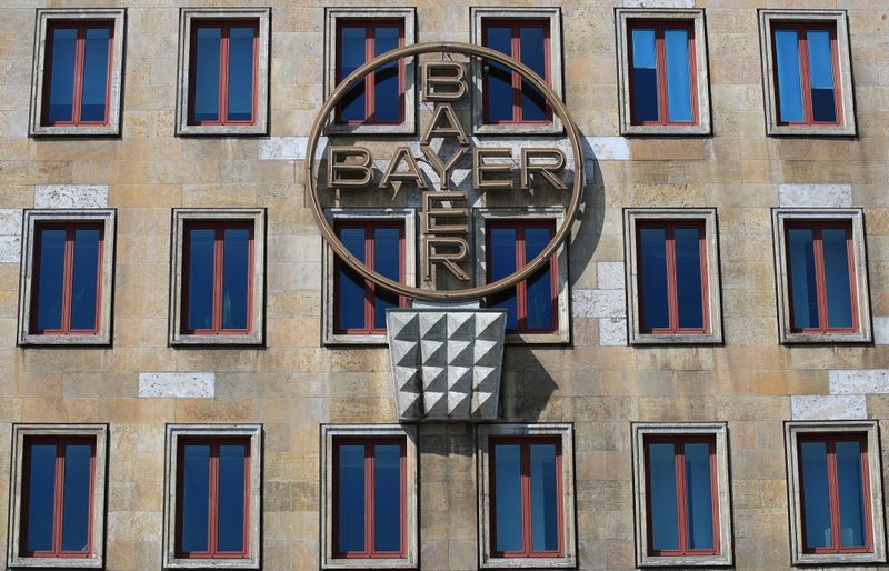 &copy; Reuters. Bayer a annoncé jeudi avoir relevé ses prévisions pour 2021, le groupe chimique ayant enregistré une forte croissance au deuxième trimestre, notamment dans sa division pharmaceutique, renforcée par le rachat récent de Vividion Therapeutics pour que