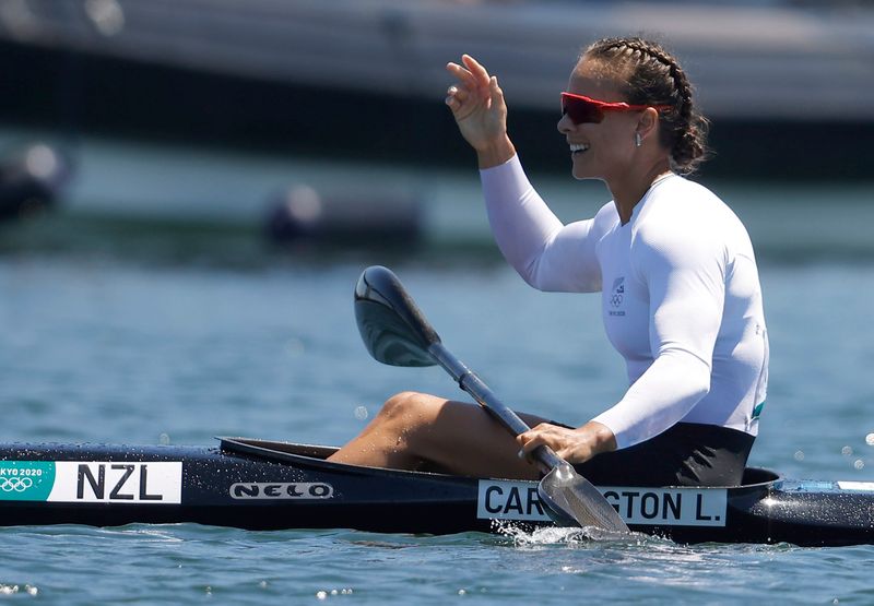 &copy; Reuters. Lisa Carrington, de Nueva Zelanda, celebra tras ganar el oro en el Canal del Bosque del Mar, Tokio, Japón, el 5 de agosto de 2021. REUTERS/Maxim Shemetov