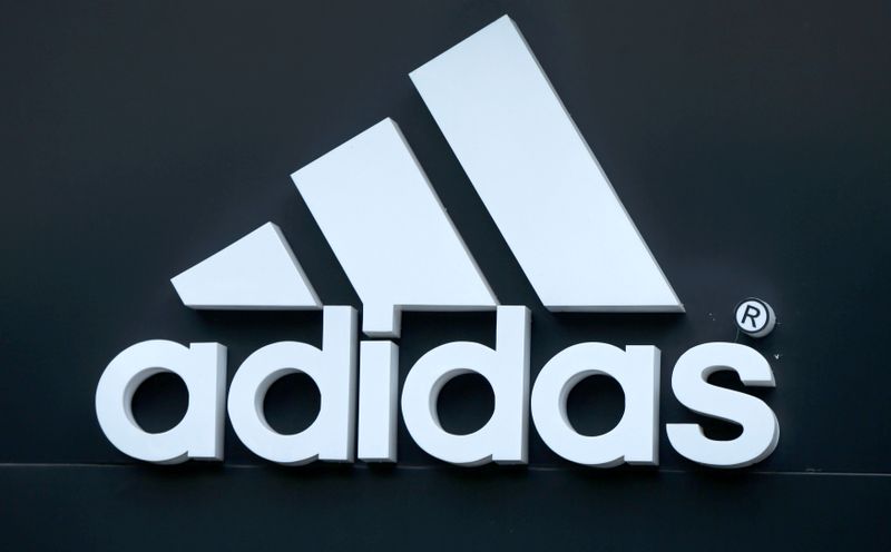 &copy; Reuters. L'équipementier sportif allemand Adidas a relevé jeudi ses perspectives de ventes et de rentabilité pour l'ensemble de l'année, la demande ayant grimpé en flèche dans la plupart des pays sauf en Chine, où les marques occidentales ont été confront