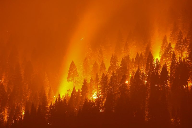 &copy; Reuters. FILE PHOTO: The Dixie Fire, now over 200,000 acres, burns at night in Taylorsville, California, U.S., July 27, 2021.  REUTERS/David Swanson/File Photo